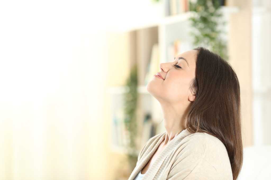 Rekuperacja za pomocą rekuperatora i kanałów wentylacyjnych umożliwia odzyskiwanie ciepła z wywiewanego powietrza