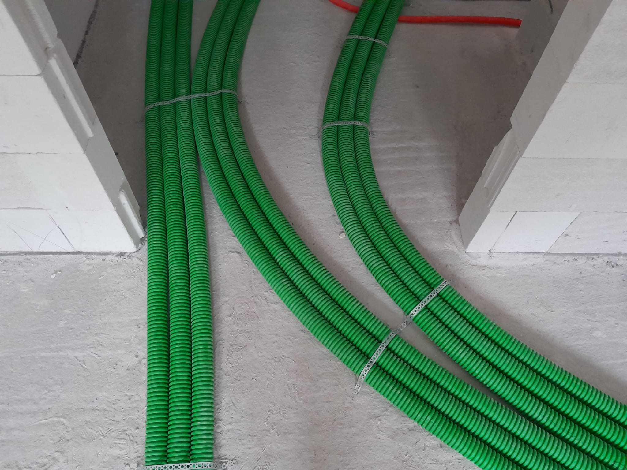 Kanały wentylacyjne są niezbędnym elementem systemu transportu powietrza w budynku, zapewniającym przepływ świeżego powietrza oraz usuwanie zużytego powietrza na zewnątrz.